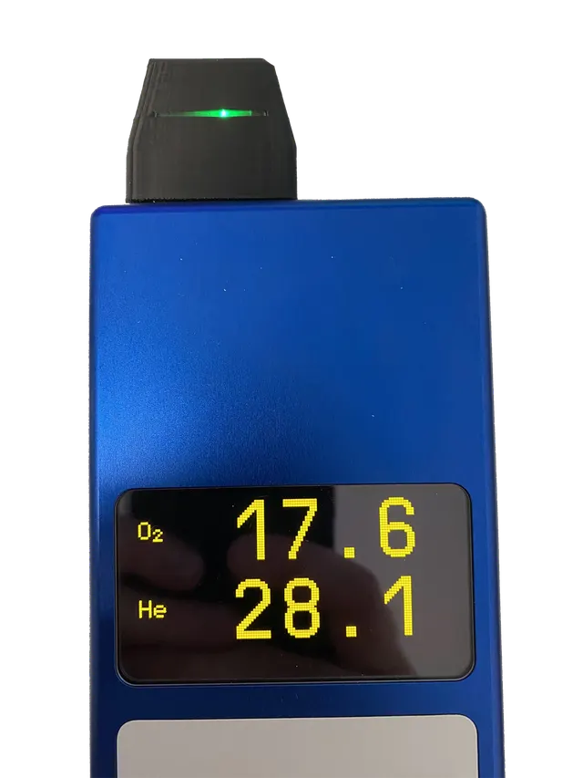 ESP32-S3 adapter connected to a Divesoft analyser displaying oxygen and helium